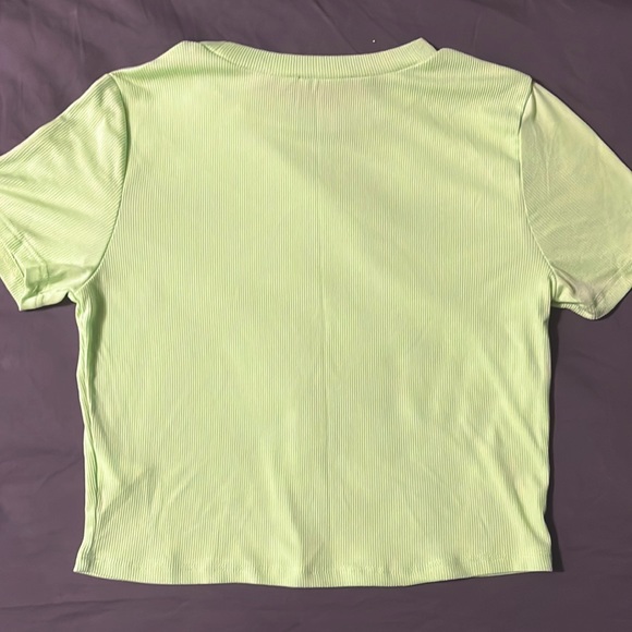 Cropped Ribbed Green Tee - Picture 4 of 4